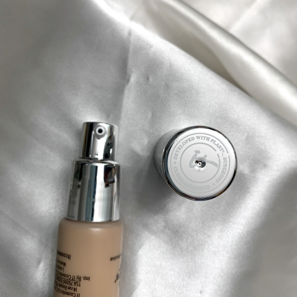It Bye Bye Foundation Oil-Free Matte Light… - Picture 5 of 8